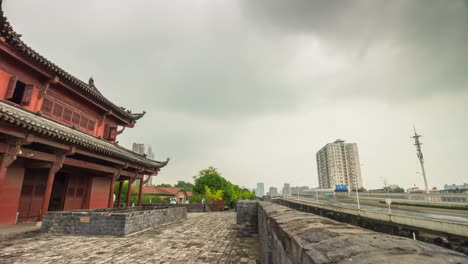 Wuhan-Stadt-Tageszeit-berühmte-Fort-Tempel-Qiyimen-Verkehr-Straße-Panorama-4-k-Zeit-hinfällig,-china