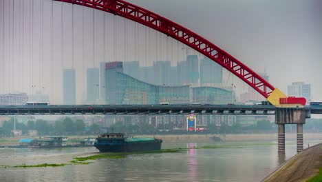 Wuhan-Stadt-berühmten-Qingchuan-Brücke-Verkehr-Fluss-Abend-Panorama-4-k-Zeit-hinfällig,-china