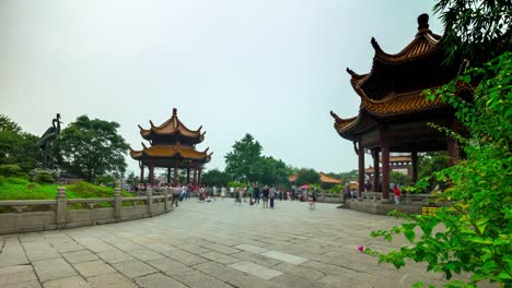 Wuhan-gelbem-Kranich-Tempel-Tourist-quadratische-Haupteingang-Panorama-4-k-Zeit-hinfällig,-china