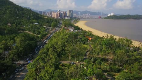 sonnigen-Tag-Zhuhai-Jingshan-Park-Stadtbild-Verkehr-Straße-Strand-aerial-Panorama-4k-china