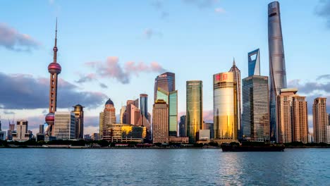 Shanghai,-China---01-de-noviembre-de-2016:-A-puesta-de-sol-a-Crepúsculo-Time-lapse-de-la-vista-panorámica-de-ocupado-el-río-Huangpu-y-modernos-rascacielos-en-el-lado-este-del-río-en-Lujiazui-Pudong-New-Area,-mirando-desde-el-Bund-en-el-lado-oeste-del-río-en-el-centro-de-Shanghái.