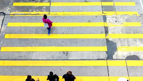 Belebten-Fußgänger--und-Auto-Kreuzung-am-Hong-Kong---Zeitraffer