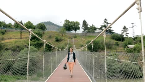 Junge-Mädchen-geht-auf-der-Hängebrücke---Georgien