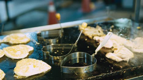 chicken-dice-cooking-and-flamed-on-bbq-grill-oven.-Night-market-street-food-vendor-in-Taiwan