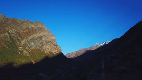 Amanecer-sobre-el-pico-en-la-Cordillera-del-Himalaya,-Nepal