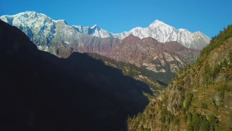 Amanecer-sobre-el-pico-en-la-Cordillera-del-Himalaya,-Nepal