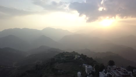 Puesta-de-sol-sobre-el-valle-en-las-montañas-del-Himalaya,-Nepal