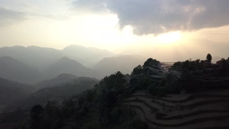 Sonnenuntergang-über-dem-Tal-in-den-Bergen-des-Himalaya,-Nepal