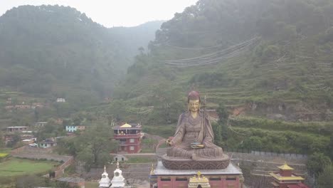 Vista-de-la-estatua-de-Guru-Padmasambhava,-Valle-de-Katmandú,-Nepal---16-de-octubre-de-2017