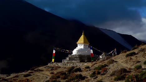 Buddhistische-Stupa-und-Schnee-Berg