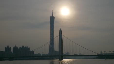 Sonnenuntergangszeit-Guangzhou-Stadt-berühmte-Brücke-Kanton-Turm-am-Flussufer-Panorama-4k-china