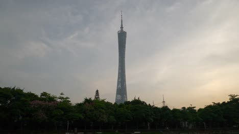 hora-del-atardecer-ciudad-de-guangzhou-Cantón-famosa-torre-superior-delantera-lenta-panorama-4k-china