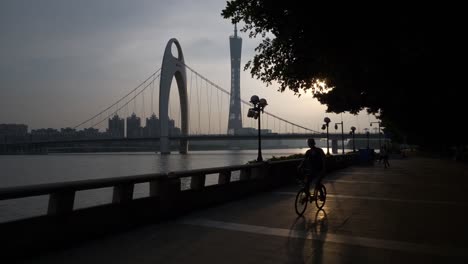 Sonnenuntergangszeit-Guangzhou-Stadt-berühmte-Brücke-Kanton-Turm-am-Flussufer-Bucht-Slow-Motion-Panorama-4k-china