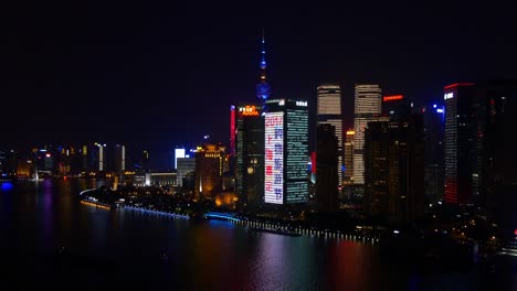 noche-iluminada-Shangai-china-de-paisaje-urbano-en-la-azotea-centro-panorama-fluvial-4k