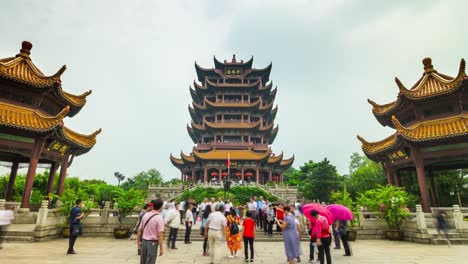 sonnigen-Tag-Wuhan-Stadt-berühmten-gelben-Kran-Haupttempel-überfüllt-vorne-Panorama-4-k-Zeit-hinfällig,-china