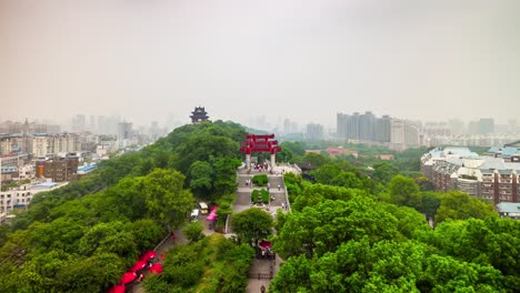 Wuhan-gelbem-Kranich-Tempel-Park-auf-dem-Dach-Stadtbild-Panorama-4-k-Zeit-hinfällig,-china