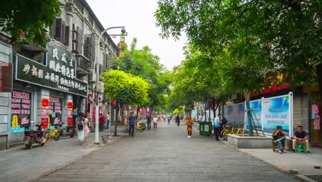 Tag-Wuhan-Stadt-berühmte-touristische-Fußgängerzone-Straße-zu-Fuß-Panorama-4-k-Zeit-hinfällig,-china