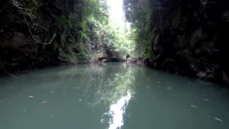 Movimiento-en-el-río-de-la-montaña