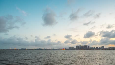 China-Sonnenuntergang-Himmel-Zhuhai-Stadtbild-Bucht-Panorama-4k-Zeitraffer