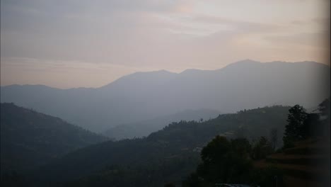 Sonnenuntergang-über-dem-Tal-in-den-Bergen-des-Himalaya,-Nepal