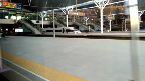 Plataforma-de-la-estación-de-tren