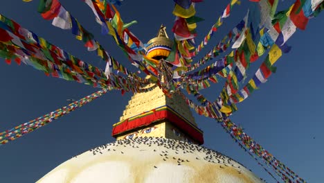 Pagoda-de-Boudhanath-en-Katmandú,-Nepal.-Lugar-de-culto-sagrado-templo-budista-de-Boudhanath.-Steadicam-lenta-tiro.-4K