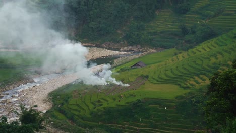 vietnamesische-Bauer-brennen-Stoppeln-im-Reisfeld-Reisterrassen-in-Sa-Pa,-Vietnam,-Asien