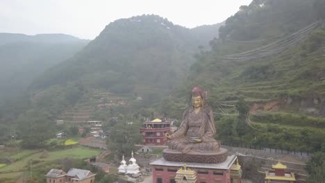 Ansicht-der-Statue-Tempel-von-Guru-Padmasambhava,-Kathmandu-Tal,-Nepal---16.-Oktober-2017