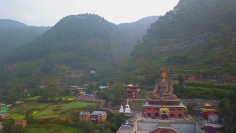 Ansicht-der-Statue-Tempel-von-Guru-Padmasambhava,-Kathmandu-Tal,-Nepal---16.-Oktober-2017