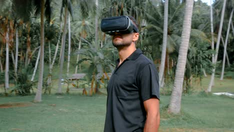Mann-mit-virtual-Reality-Kopfhörer-in-den-Dschungel