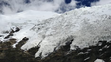 Pico-nevado-y-cielo-azul-con-nubes-en-las-montañas-del-Himalaya-Tibet