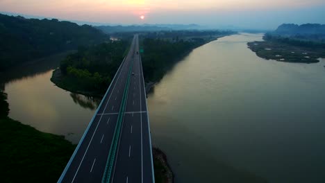 carretera-a-la-puesta-del-sol-vista-aérea