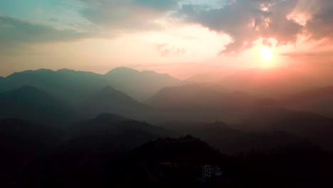 Sonnenuntergang-über-dem-Tal-in-den-Bergen-des-Himalaya,-Nepal