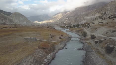 Fluss-im-Himalaya-Nepal-zwischen-Luftbild-von-Drohne