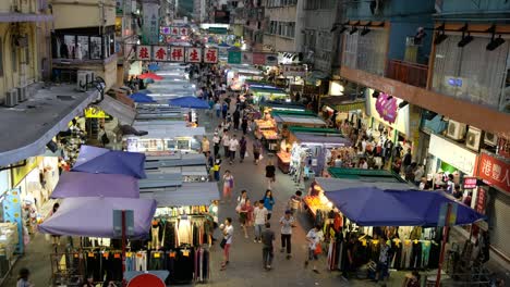 Die-Menschen-gehen-in-die-nassen-Markt-von-Mong-Kok,-Hong-Kong