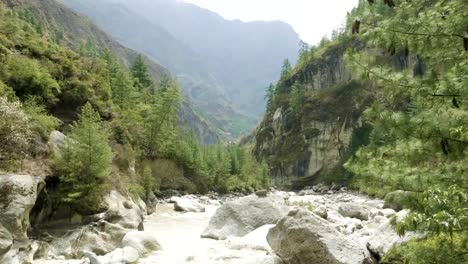 Hängebrücke-über-den-Fluss-in-Bergen-von-Nepal.-Manaslu-Circuit-Trek.