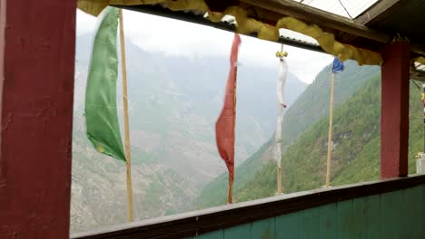 Blick-vom-hochgelegenen-Kloster-in-Nepal,-Dorf-Prok,-Manaslu-Circuit-Trek.