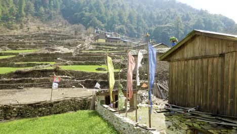 Farbigen-Fahnen-im-nepalesischen-Dorf-Lho.-Manaslu-Circuit-Trek.