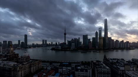 Lapso-de-tiempo-del-horizonte-de-Shanghai-y-paisaje-al-amanecer