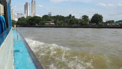 Blick-auf-Bangkok-vom-Boot,-öffentliche-Verkehrsmittel-am-Chao-Praya-Fluss-bewegt.-Thailand.