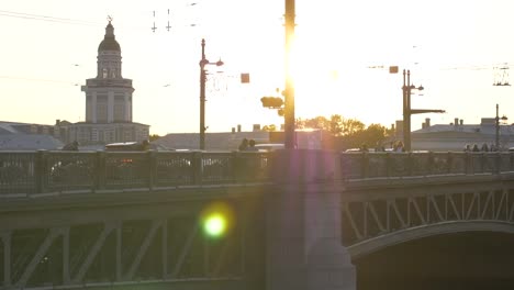 Schlossbrücke-und-der-Pfeil-Vasilevsky-Insel-in-den-Sonnenuntergang.-Linseneffekt.-Sankt-Petersburg