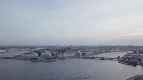 vista-del-centro-de-la-columna-Rostral-de-San-Petersburgo-Old-Stock-Exchange