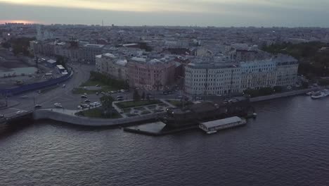 Zentrum-von-Sankt-Petersburg-von-Birjevoy-Brücke-mit-Retro-Schiff.