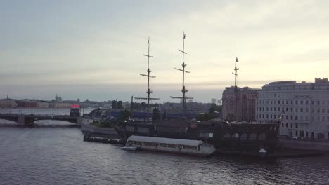 Zentrum-von-Sankt-Petersburg-von-Birjevoy-Brücke-mit-Retro-Schiff.