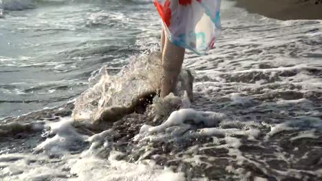 Hermosa-mujer-con-piernas,-caminatas-en-la-playa