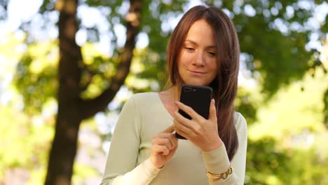 Portrait-of-attractive-woman-writing-message