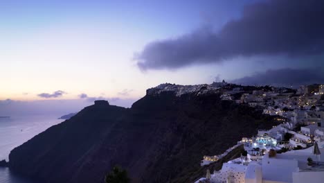 Nacht-Pfanne-des-Dorfes-Imerovigli-auf-Santorin