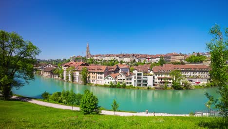 der-Schweiz-Sonnentag-Bern-Stadtbild-am-Flussufer-Bucht-Panorama-4k-Zeitraffer