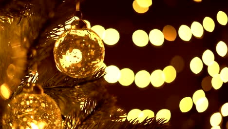 Weihnachtsdekoration-Kugel-auf-Baum-mit-Bokeh-Lichter-Hintergrund