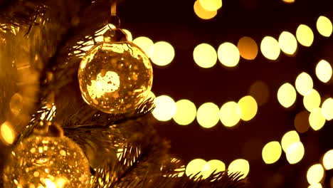 Decoración-de-la-bola-de-Navidad-en-árbol-con-fondo-de-luces-bokeh